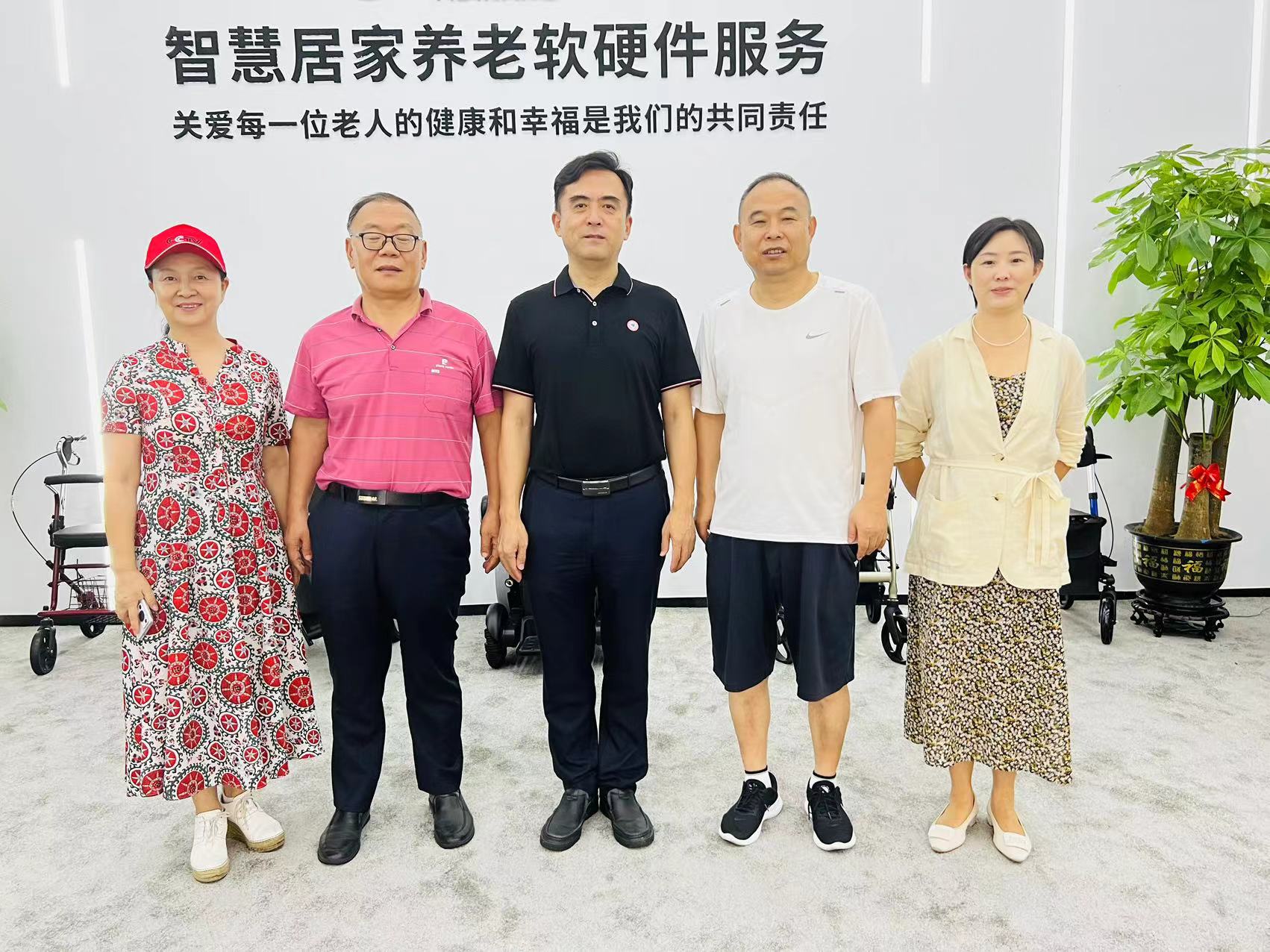 我國著名品牌策劃專家李長征等深入醫(yī)迪康科技考察調(diào)研，一批高科技康復(fù)養(yǎng)老產(chǎn)品走向市場！